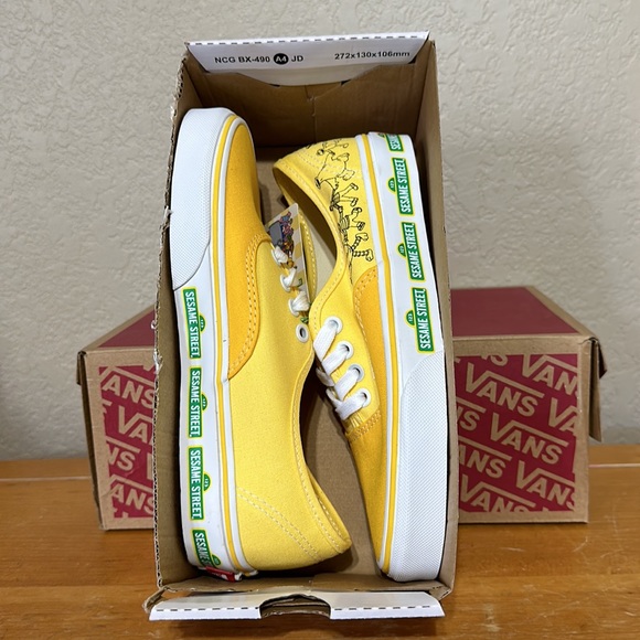 Vans Authentic Sesame Street Yellow women’s size 6 or men’s size 4.5 - Picture 10 of 10